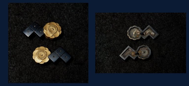 定紋図目貫 割側銘 亀楽斎孝興（花押）