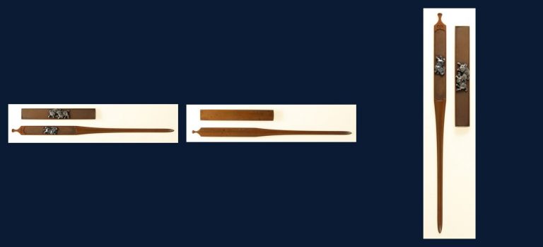 羊図二所物 尾崎備次（花押）