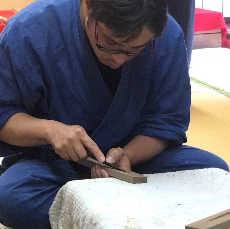 鞘善の仕事の様子